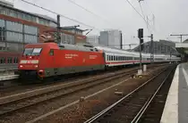 101 135-2 steht am 12.2.2017 mit dem IC1919 nach Köln Hauptbahnhof im Berliner Ostbahnhof bereit. Bis Hannover Hauptbahnhof fährt der Zug vereinigt mit dem IC1995 nach Stuttgart Hauptbahnhof mit 101 052-9.