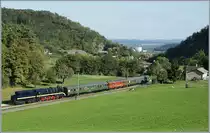 Die moderne 52 8055 mit ihrem (Plan)-Dampfzug kurz vor dem Hausenstein Scheiteltunnel bei Tecknau. 
2. Okt. 2009
