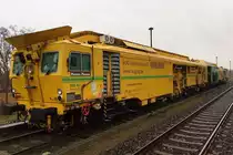 Ein Bild, dass meine Enkelin geschosssen hat (Erlaubnis zur Veröffentlichung liegt vor).
Eine Stopfmaschine (D-BUG 99 80 9123 005-7) Unimat 09-475/4S Dynamic und ein Schotterpflug der BUG Verkehrsbau AG am 02.03.2017 im Bahnhof Templin.
