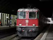 Der IR 2265 fuhr am 28.2.17 von Winterthur nach Wil SG- Gossau SG- St. Gallen. Im Bild trifft der IR 2265 auf Gleis 4 im Bahnhof Winterthur ein. Ausser die Lokfront der SBB Re 4/4 II Nr. 11164 sind alle Waggons vom IR im Schatten der Bahnhofshalle von Winterthur versteckt.