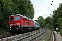 Am 24.08.2015 bespannte 233 112-2 einen Militärtransportzug, als sie bei Mariaort die Donaubrücke in Richtung Regensburg überquerte.