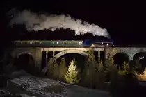 Fotosonderzug mit der 477.013 auf dem Eisenbahnviadukt von Telgárt, das extra für die Fotografen bestrahlt wurde. Eindrucksvoll war der Funkregen unterhalb der Rauchfahne.(16.02.2017)