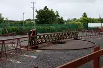 Die Drehscheiben der Lartigue Monorail dienen nicht nur zum Drehen der Fahrzeuge, sondern auch als Weichen. Durch das gebogene Gleis können verschieden Verbindungen hergestellt werden. Listowel 20.06.2016