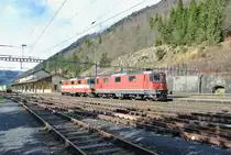 Die beiden Re 4/4 II welche fr�hmorgens den Nachtzug Italien-Frankreich aus Domodossola nach Vallorbe brachten verkehren jeweils am Donnerstag als Lokzug nach Lausanne. Dort werden sie mit den beiden BoBo's des Dispozuges getauscht, diese wiederum verkehren als Lokzug zur�ck nach Vallorbe f�r den Nachtzug Richtung Domodossola / Italien. Aktuell, bis zur Einf�hrung des ETCS Level 2 bei Vevey, sind in diesem Umlauf z. T. noch 1. Serie Loks im Einsatz. Am 02.03.2017 verlassen die Loks Re 420 125-7 und 420 109-1 (Swiss Express) Vallorbe.