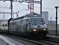 Der 28.2.17 war ein sehr nasser Tag...aber ich habe trotzdem kein Pech gehabt:
Die SBB Werbelok Re 460 107-6 mit der Werbung  AlpTransit Gotthard III  verkehrte im stürmischen Wetter am 28.2.17 als IR 2661 nach Luzern. Die Re 460 107-6 ist die letzte erhaltene Werbelok von den 3 AlpTransit Gotthard Werbeloks. Im Bild kämpft der IR 2661 durch den stürmischen starken Wind und den nassen dichten Regen auf Gleis 3 im Bahnhof Zürich. Um 15:52 Uhr fuhr der IR 2661 ab. 