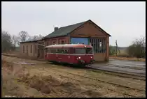 EGP 798610 vor dem Lokschuppen im Bahnhof Putlitz am 26.2.2017.