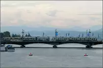 Von Weiß bis Blau -

Die Farben der beiden Trams passen gut zu den vorherrschenden Farben des Himmels und der Landschaft zu diesem Zeitpunkt. Ein Tram 2000 und Cobra auf der Quai-Brücke in Zürich.

24.05.2008 (J)