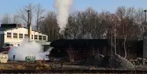 Mit frischem Wasservorrat setzt sich 01 0509 am 02.04.2016 im Bw Glauchau wieder in Bewegung, um zu ihrem im Bahnhof wartenden Sonderzug (Dresden-Cheb-Dresden) zurückzukehren. Um Kondensat aus den Arbeitszylindern zu entfernen, werden die Entwässerungen derselben kräftig durchgeblasen, wobei ein Fotofan ein unfreiwilliges Dampfbad nimmt. ;-)
