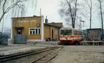 Im Februar 1989 wartet MBxd2-216 im Bahnhof Opalenica auf Fahrgäste. Der Schmalspurbahnhof lag im 90 Grad-Winkel zur im Hintergrund sichtbaren Hauptstrecke Berlin-Poznan. Die Strecke führte durch das ländlich geprägte Hinterland nach Nowy Tomysl, das ebenfalls an der Berlin-Posener Bahn lag.