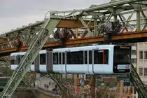 Die neue Schwebebahn GN02 am Döppersberg in Wuppertal, März 2017.
