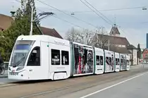 Be 6/8 Flexity 2021, mit der Tissot Werbung, überquert die Wettsteinbrücke. Die Aufnahme stammt vom 04.03.2017.