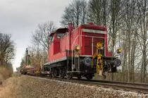 Walpertskirchen, 04.03.2017. Zum Zwecke des zweigleisigen Ausbaus der KBS 940 Marktschwaben - Mühldorf werden zur Zeit zur geologischen Erkundung des Baugrundes Profilbohrungen abgeteuft. Zuglok des Gleisbauzuges ist 363 198 der Schienen Güter Logistik (Mietlok). Extra für die Fotografen hat der Lokführer das Spitzenlicht eingeschaltet. Der Zugverkehr ruht wegen der Arbeiten am heutigen und den nächsten Wochenenden. Schienenersatzverkehr ist zwischen Thann-Matzbach und Hörlkofen eingerichtet.

Hersteller: Krupp
Fabriknummer: 4518
Abnahmedatum: 16.05.1963
UIC-Nr.: 98 80 3363 198-3 D-SGL
Betreibernr. z.Z.d. Aufnahme: V60.16
ursprüngl. Fahrzeugnr.: V60 198
Umzeichnungen: 261 198-6 (01.01.1968), 361 198-5 (01.10.1987), 365 198-1 (17.04.1989), 363 198-3 (29.10.2004), 98 80 3363 198-3 D-DB (01.01.2007), 98 80 3363 198-3 D-SGL (06.03.2014)
z-Stellung (DB AG): 27.09.2012
Ausmusterung (DB AG):  21.07.2013