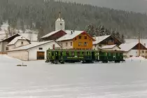 CJ: Der historische Zug der CJ bestehend aus dem BCe 2/4 70 mit Baujahr 1913 und dem passenden C 7 ausserhalb der heimischen Geleisen auf der CMN bei La-Sagne-Eglise-Village im März 1987.
Foto: Walter Ruetsch
