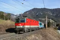 Am Morgen des 4.3.17 durchfährt EC-151 mit 1144.201 als Zuglok die Ortschaft Küb.