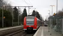 Ein Nachschuss von der Rhein Niers Bahn RB33 und kamm aus Aachen-Hbf nach Duisburg-Hbf und kommt aus Richtung Aachen-Hbf,Aachen-Schanz,Aachen-West,Laurensberg,Richterich,Kohlscheid,Herzogenrath,Palenberg,Zweibrüggen,Frelenberg,Geilenkirchen,Süggerrath,Lindern,Brachelen,Hückelhoven-Baal,Baal und hält in Erkelenz und fuhr dann weiter in Richtung Herrath,Beckrath,Wickrath,Rheydt-Hbf,Mönchengladbach-Hbf. 
Aufgenommen vom Bahnsteig 2 in Erkelenz.
Bei Wolken am Kalten Nachmittag vom 25.2.2017.