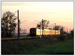 REX 2127 von den letzten Sonnenstrahlen am 16.4.2007 angestrahlt von Gm�nd auf dem Weg nach Wien, aufgenommen kurz nach Zeislmauer.