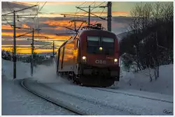 1116 024 zieht den IC 538 von Villach nach Wien Hbf, über der Semmering Südrampe bergwärts.