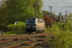 MRCE Vectron 193 875-2 kommt hier LZ in Rheydt Hbf durchgefahren gen Mönchengladbach.