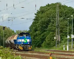 NIAG Nr.5 mit Braunkohlestaubwagen bei der Einfahrt in Grevenbroich am Bü Blumenstraße auf dem Weg nach Niederaußem.
