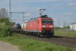 185 021-3 kommt mit einem Mischer bei Köln Wahn gen Süden gefahren am Samstag den 6.5.2017