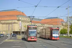 LVB 1119 (Linie 3 nach  Knautkleeberg) und LVB 1111 (Linie 1 nach Mockau)  vor dem Hauptbahnhof in Leipzig.