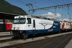 Ge4/4 III 649 mit Werbung der an der neuen Eisenbahnbrücke in Reichenau beteiligten Unternehmen.Neben der bestehenden einspurigen Stahlbrücke über den Rhein bei Reichenau,wird für