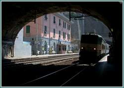 Ein Regionalzug mit einer E646 f�hrt in den Bahnhof von Riomaggiore (Cinque Terre) ein.