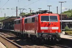 111 105 und 111 084 durchfahren am 3.7.2017 den Bochumer Hauptbahnhof in östlicher Richtung.