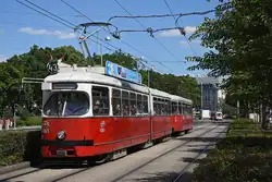 Wien E1 4861 + c4 1357 als Linie 43 kurz vor der Haltestelle 