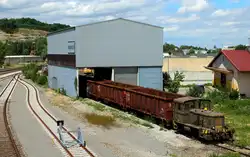 Der Schrott-/Metallrecycling-Betrieb Neudeck in Biberach (Riß) setzt seit 2006 die  frühere Bundeswehr-Lok BW 01 (Deutz A12L 614 1959/56996) ein, hier bei Rangierarbeiten am 12.07.2017