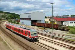 628 543 fährt am 12.07.2017 in Biberach (Riß) ein, im Hintergrund die Werklok der Firma Neudeck