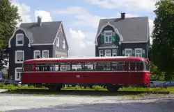 Ein Uerdinger-VT 95 steht als Denkmal der ehemaligen KBS 228g Wuppertal-Steinbeck - Wuppertal-Cronenberg auf dem Parkplatz der Firma Knipex in der Nähe des früheren Endbahnhofs Cronenberg.