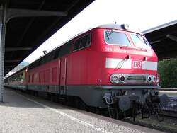 normalerweise steht hier der Steuerwagen aber heute nicht und deswegen steht BR 218-455-4 als Steuerwagen ersatz (hinten keine LOK)