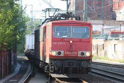 155 227 zieht ihren G�terzug durch Schwerin Hbf.