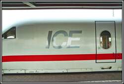 Das ICE-Logo auf dem 808 033 