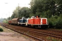 212 239-8 und 290 377-1 mit G�terzug auf Bahnhof Viersen am 26-8-1997.