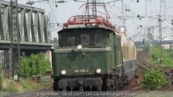 Am Sonntag fuhr mir in K�ln Messe/Deutz zu f�llig ein Sonderzug mit einer 194 und Rheingold-Wagen vor die Kamera :)