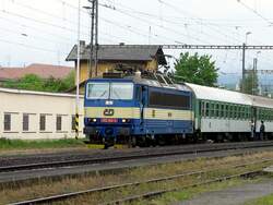 362 164 mit einem Reisezug im Bahnhof Klasterec, 12.05.07