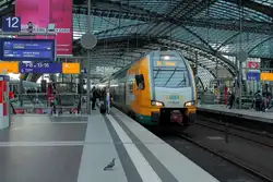 Schade das die ODEG-Kiss so kurz und damit so voll sind, denkt sich die Taube, dann warte ich noch…  Der ET 445 104 auf der RE 2 nach Cottbus am 17.09.2017 beim Halt in Berlin Hauptbahmhof.