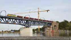 Am 21/09/2017 wurde das neue Gleisbett eingeschottert.