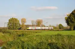 Triebzug 433 als IC2638 Hasselt - Antwerpen Centraal hat soeben den Haltepunkt Schulen verlassen und strebt nun dem nächsten Halt in Diest zu.