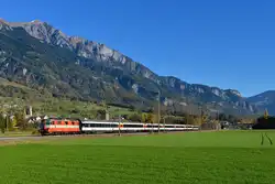 Re 4/4 11108 mit IC 928 am 03.11.2017 bei Maienfeld.