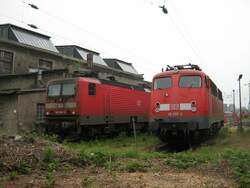 BR 143 und BR 110 stehen im BW D�sseldorf und warten auf ihre n�chste Aufgabe.Aber die 143er muss wohl erstmal gewaschen werden ;)