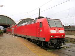 146 028-6 verl�sst mit dem RE 10424 (RE4) den Hbf von M�nchengladbach.