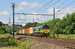 Mit einem langen Containerzug am Haken fährt 266 066-0 von Crossrail durch Bassenge Richtung Visé und Aachen-West.