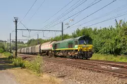 Die 266 024-9 von Railtraxx rollt mit einem gemischten Güterzug durch Bassenge Richtung Aachen-West.