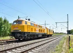 Lok 42 der Bahnbaugruppe kommt mit einem Manschaftswagen durch Lintorf gen Entenfang gefahren am Dienstag den 3.7.2018