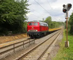 215 018-3 von der EFW kommt mit einem Schotterzug aus Stolberg(Rheinland-Gbf) nach Aachen-West und kommt aus Richtung Stolberg(Rheinland) und fährt durch Aachen-Eilendorf in Richtung