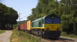 Die Class 66 PB15 von Crossrail kommt die Gemmenicher-Rampe herunter nach Aachen-West mit einem MSC-Containerzug aus Antwerpen-Krommenhoek(B) nach Germersheim(D).