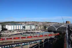 Ein Blick auf den Brighton Railway Station:   Ein Class 377, ein Class 387 